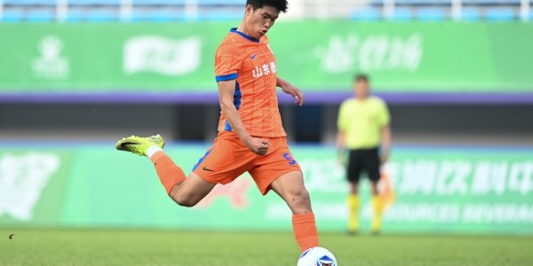 开云网址-泰山带刀后卫！20岁彭啸在中乙曾3场梅开二度，本场凌空爆射破门